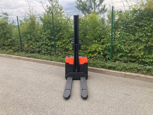Elektrický nízkozdvižný vozík BT HWE 100