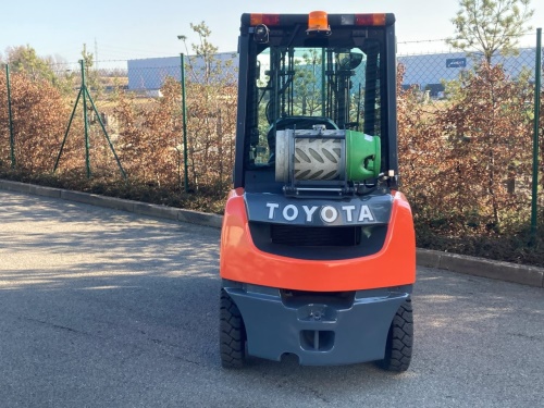 Čelní vysokozdvižný vozík Toyota 06-8FG25F