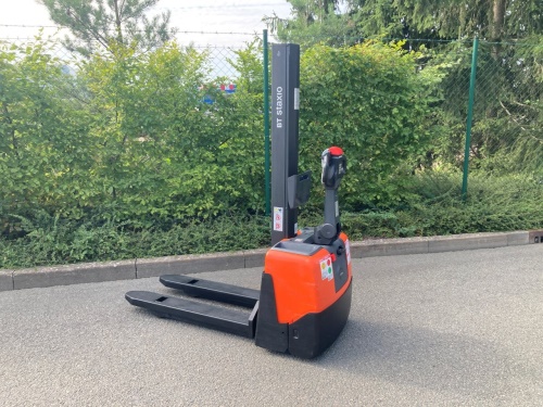 Elektrický nízkozdvižný vozík BT HWE 100
