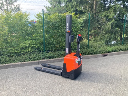 Elektrický vysokozdvižný vozík BT HWE 100