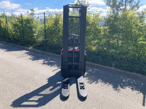 Elektrický nízkozdvižný vozík BT HWE140