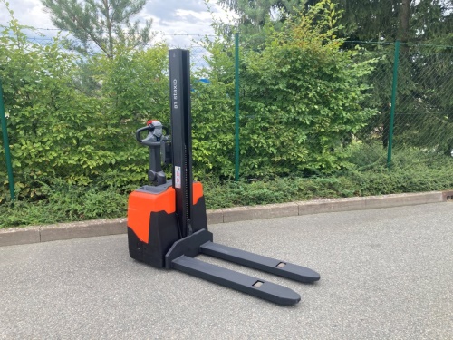 Elektrický nízkozdvižný vozík BT HWE 100