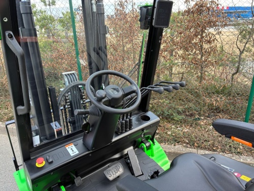 Čelní vysokozdvižný vozík EP EFL252X5; 80V/280Ah (560Ah)