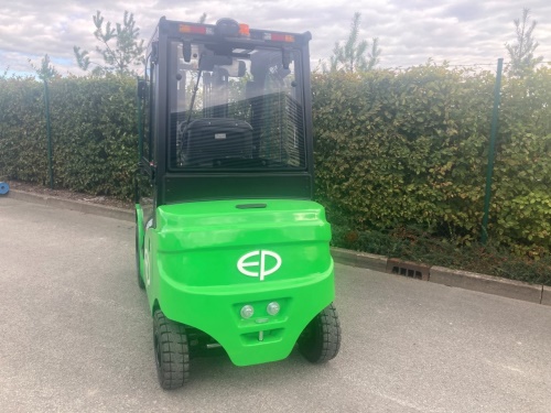 Čelní vysokozdvižný vozík EP EFL253 80V/280Ah; 150A externí nabíječ