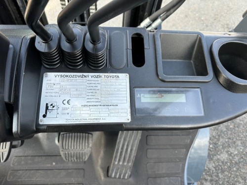 Čelní vysokozdvižný vozík TOYOTA 02-8FGF18