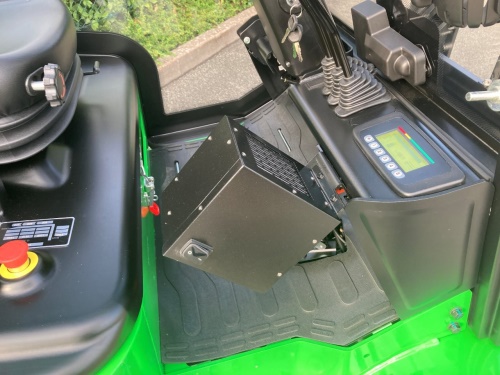 Čelní vysokozdvižný vozík EP EFL181 48V/150Ah; 50A vestavěný nabíječ