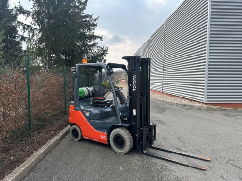 Čelní vysokozdvižný vozík TOYOTA 02-8FGF18