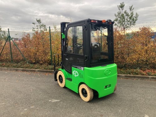 Čelní vysokozdvižný vozík EP EFL181 48V/150Ah; 50A vestavěný nabíječ