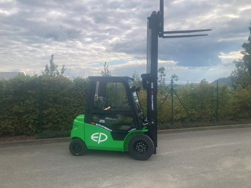 Čelní vysokozdvižný vozík EP EFL253 80V/280Ah; 150A externí nabíječ