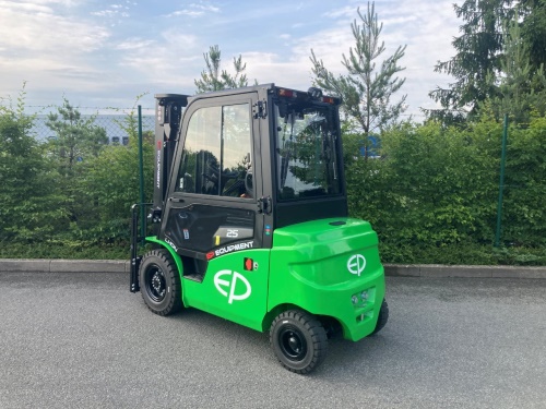 Čelní vysokozdvižný vozík EP EFL253 80V/280Ah; 150A externí nabíječ
