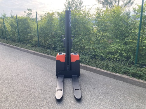Elektrický nízkozdvižný vozík BT HWE 100