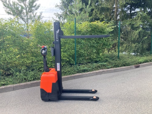 Elektrický vysokozdvižný vozík BT HWE 100