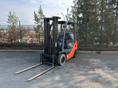 Čelní vysokozdvižný vozík TOYOTA 02-8FGF18