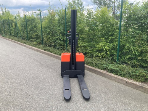 Elektrický vysokozdvižný vozík BT HWE 100