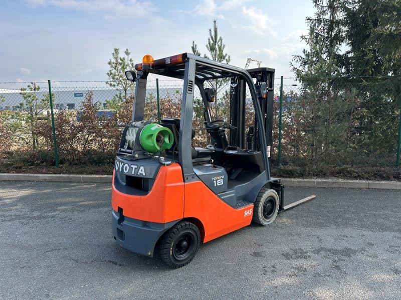 Čelní vysokozdvižný vozík TOYOTA 02-8FGF18