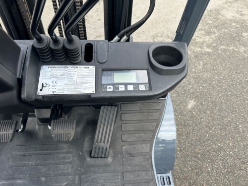 Čelní vysokozdvižný vozík TOYOTA 02-8FGF18