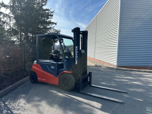 Čelní vysokozdvižný vozík TOYOTA 8FBMT45