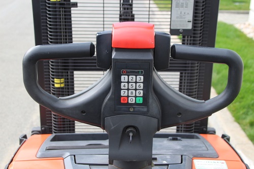 Elektrický nízkozdvižný vozík BT SWE 120 L