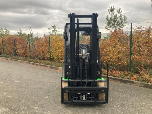 Čelní vysokozdvižný vozík EP EFL181 48V/150Ah; 50A vestavěný nabíječ