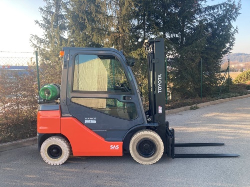 Čelní vysokozdvižný vozík Toyota 02-8FGF25