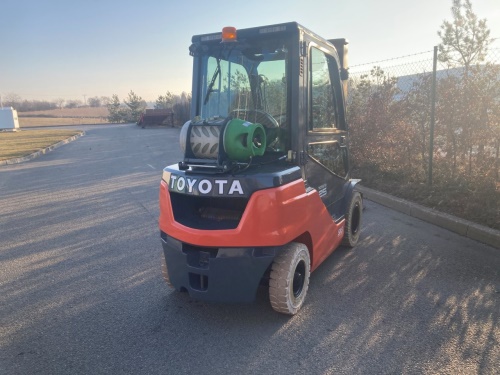 Čelní vysokozdvižný vozík Toyota 02-8FGF25