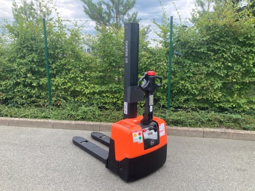 Elektrický vysokozdvižný vozík BT HWE 100
