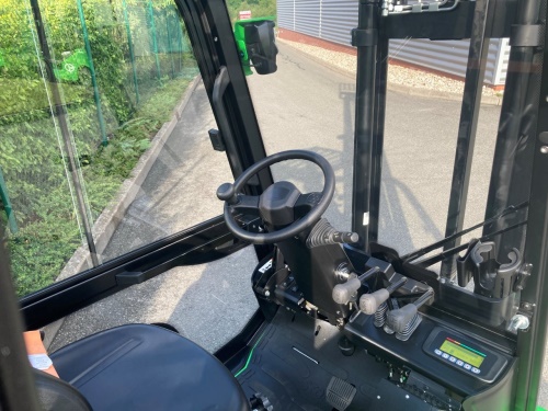 Čelní vysokozdvižný vozík EP EFL181 48V/150Ah; 50A vestavěný nabíječ