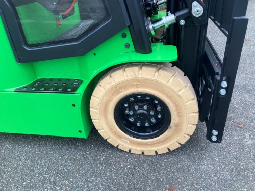 Čelní vysokozdvižný vozík EP EFL181 48V/150Ah; 50A vestavěný nabíječ