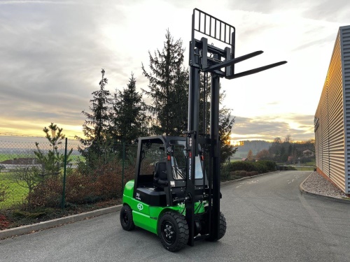 Čelní vysokozdvižný vozík EP EFL 302; 80V/410Ah