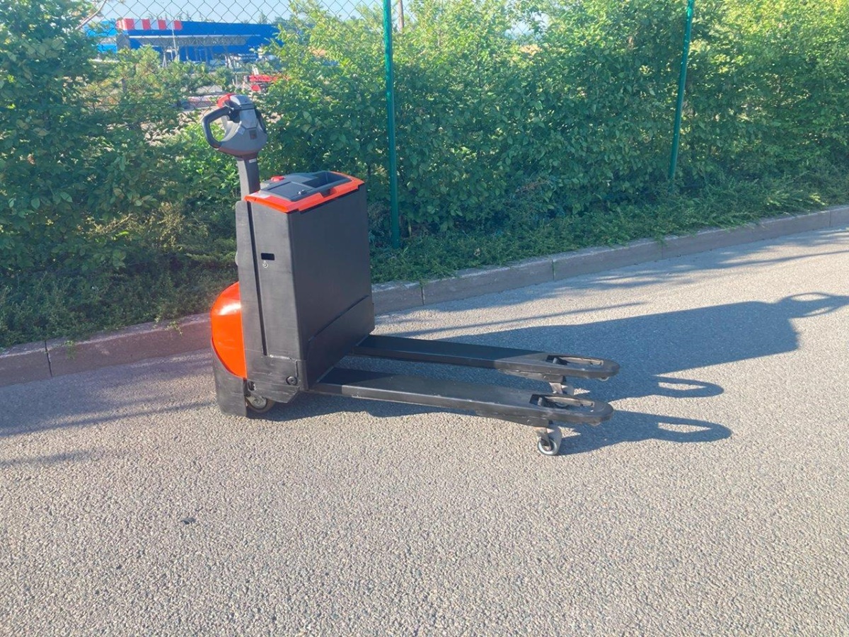 Elektrický nízkozdvižný vozík Toyota LWE 140