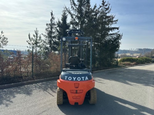 Čelní vysokozdvižný vozík TOYOTA 8FBMT 50