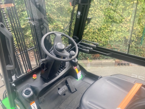 Čelní vysokozdvižný vozík EP EFL253 80V/280Ah; 150A externí nabíječ