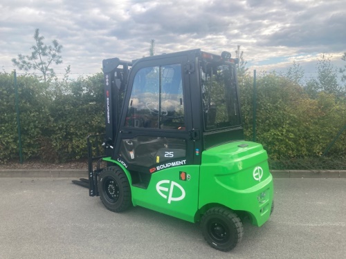 Čelní vysokozdvižný vozík EP EFL253 80V/280Ah; 150A externí nabíječ