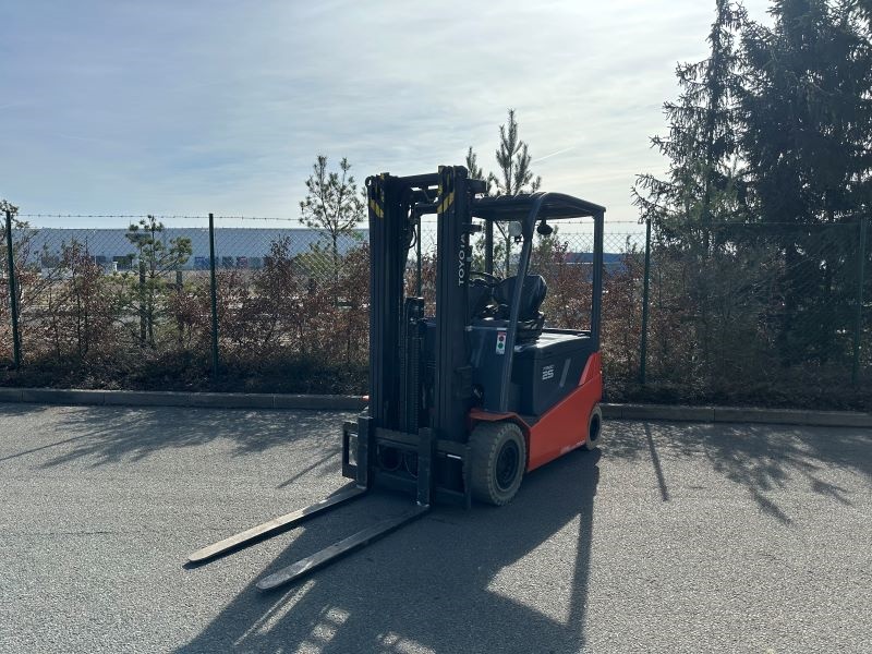 Čelní vysokozdvižný vozík TOYOTA 8FBMT25