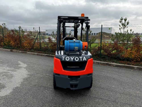 Čelní vysokozdvižný vozík TOYOTA 02-8FGJF35