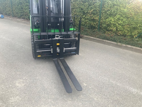 Čelní vysokozdvižný vozík EP EFL253 80V/280Ah; 150A externí nabíječ