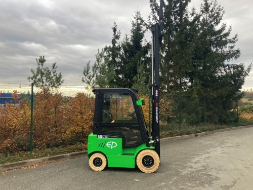 Čelní vysokozdvižný vozík EP EFL181 48V/150Ah; 50A vestavěný nabíječ