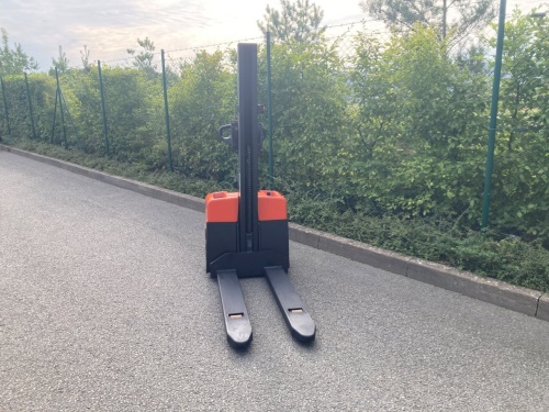 Elektrický vysokozdvižný vozík BT HWE 100