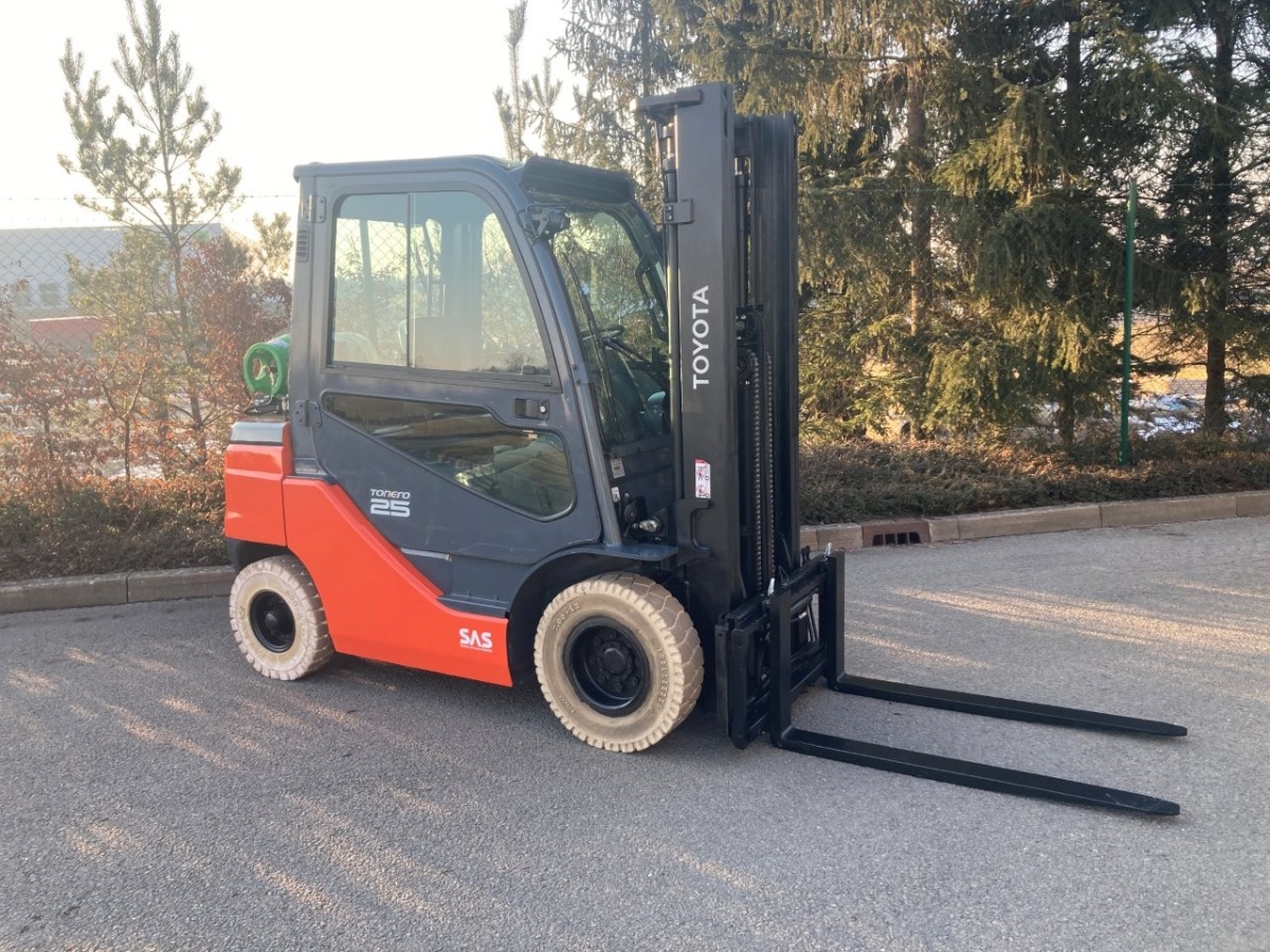 Čelní vysokozdvižný vozík Toyota 02-8FGF25