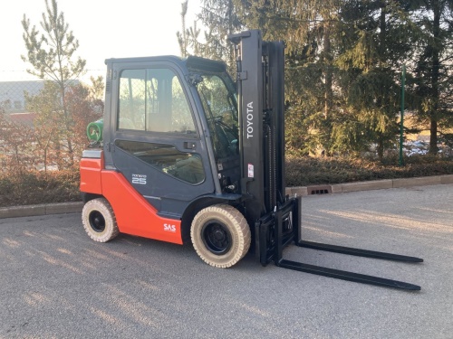 Čelní vysokozdvižný vozík Toyota 02-8FGF25