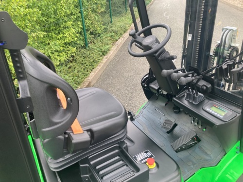 Čelní vysokozdvižný vozík EP EFL181; 48V/150Ah