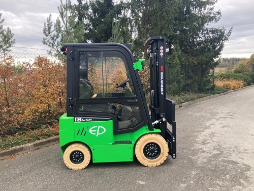 Čelní vysokozdvižný vozík EP EFL181 48V/150Ah; 50A vestavěný nabíječ