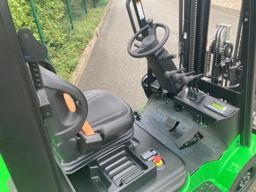 Čelní vysokozdvižný vozík EP EFL181; 48V/150Ah