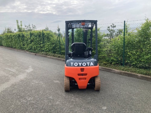 Čelní vysokozdvižný vozík TOYOTA 8FBMK16T
