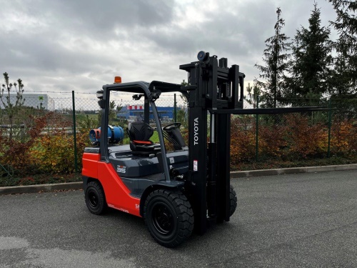 Čelní vysokozdvižný vozík TOYOTA 02-8FGJF35