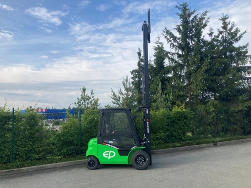 Čelní vysokozdvižný vozík EP EFL253 80V/280Ah; 150A externí nabíječ