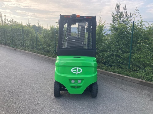 Čelní vysokozdvižný vozík EP EFL253 80V/280Ah; 150A externí nabíječ