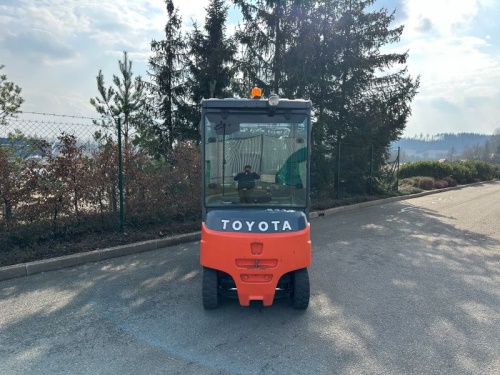 Čelní vysokozdvižný vozík TOYOTA 8FBMT30