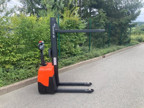 Elektrický vysokozdvižný vozík BT HWE 100