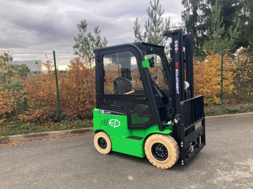 Čelní vysokozdvižný vozík EP EFL181 48V/150Ah; 50A vestavěný nabíječ